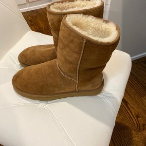 Ugg boots. Chestnut brown. Hardly worn. Excellent condition.